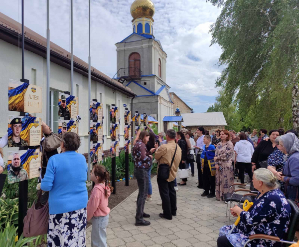 У Великих Дедеркалах відкрили Алею Надії для родин полонених і зниклих безвісти захисників (фото)