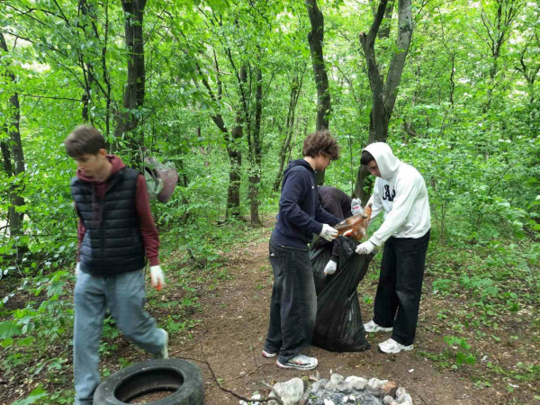 Толока у Збаражі: школярі та працівники освіти зібрали кілька мішків сміття (фото)