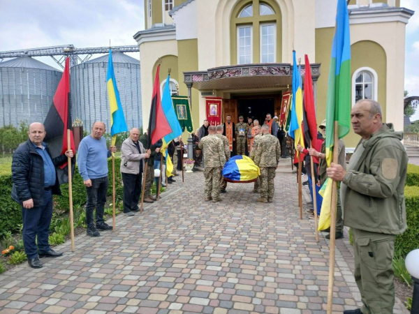 У Козівській громаді попрощалися із загиблим захисником Володимиром Галунком (фото)