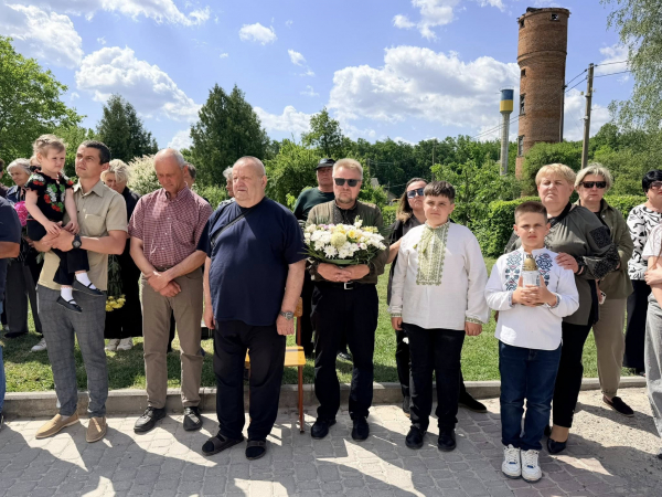 Пам’ять, викарбувана в камені: в Теребовлі встановили меморіальні дошки п’ятьом полеглим випускникам ліцею