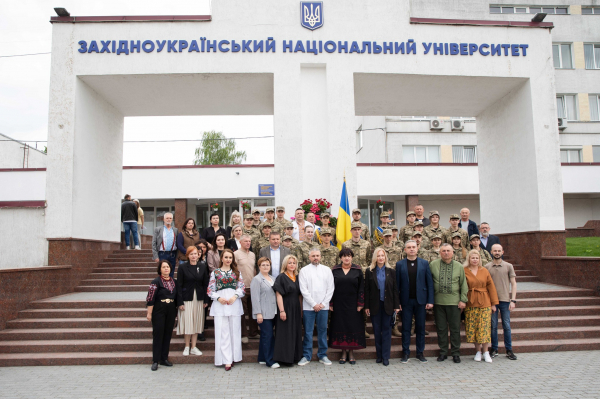 У ЗУНУ до Дня Героїв провели патріотичну акцію та відкрили виставку «Горизонти надії» (фото)
