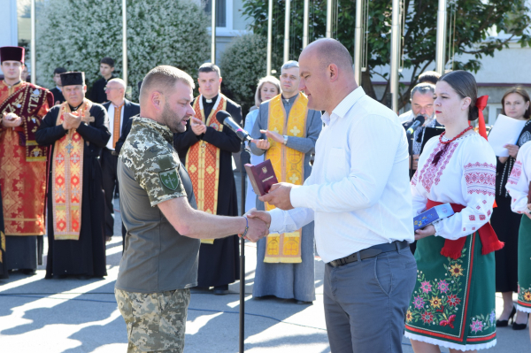 Після понад року російського полону до Чорткова повернувся військовий Михайло Медведик (фото)