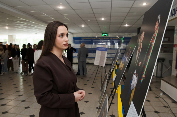 У ЗУНУ до Дня Героїв провели патріотичну акцію та відкрили виставку «Горизонти надії» (фото)