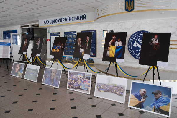 У ЗУНУ до Дня Героїв провели патріотичну акцію та відкрили виставку «Горизонти надії» (фото)