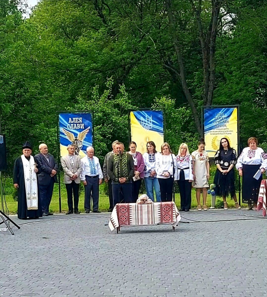 У Гримайлові вшанували полеглих героїв акцією з вишитими стрічками (фото)