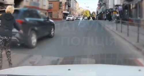 Встигла зреагувати: в центрі Тернополя водій Toyota ледь не збив жінку на переході (відео)