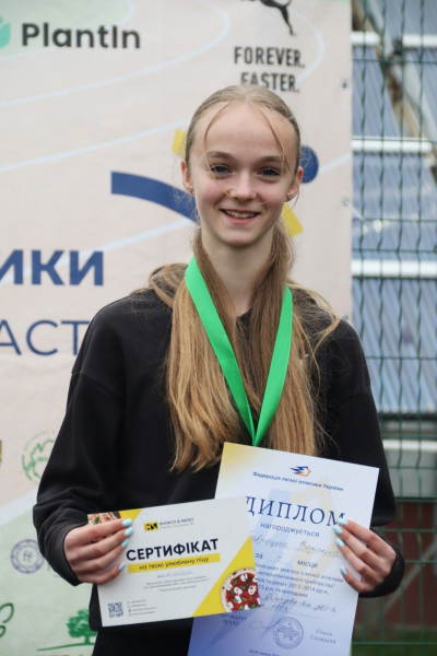Юна легкоатлетка з Тернопільщини Вероніка Навроцька виборола призові місця на чемпіонаті України (фото)