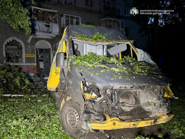 Потрощені житлові будинки та авто: Дніпро перебуває під ворожою атакою росії з ночі (фото, відео)