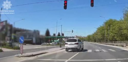 У Тернополі водій Audi проїхав на червоне просто перед патрульними (відео)