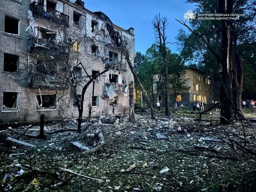 Потрощені житлові будинки та авто: Дніпро перебуває під ворожою атакою росії з ночі (фото, відео)