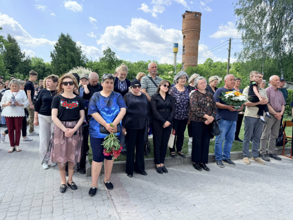 Пам’ять, викарбувана в камені: в Теребовлі встановили меморіальні дошки п’ятьом полеглим випускникам ліцею