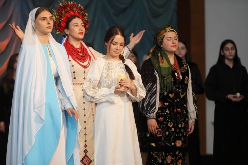 «Мелодії материнського серця»: у Тернополі відбувся творчий звіт мистецького коледжу до Дня матері (фоторепортаж)