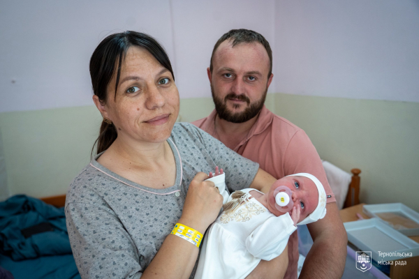 Малюкам, народженим у День вишиванки в Тернополі, подарували вишиті сорочки (фото)