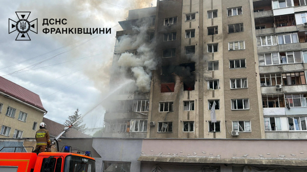 ДСНС: на Франківщині внаслідок атаки рф виникла пожежа у багатоповерхівці та пошкоджено будинки (фото, відео)