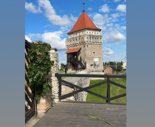 У Скалаті до Зелених свят прикрасили місцевий замок (відео)