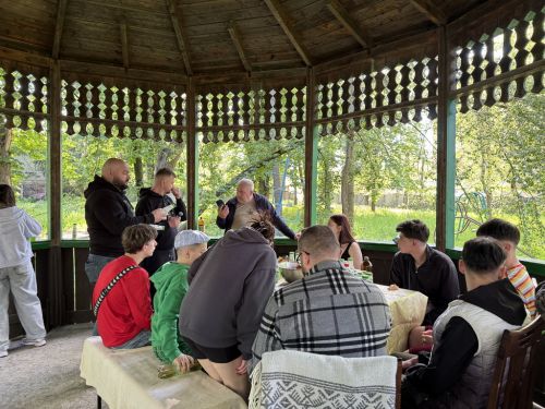 Студенти-журналісти та ведучі "Їжі Файного" у Тернополі відвідали дитячий будинок та влаштували для дітей пікнік