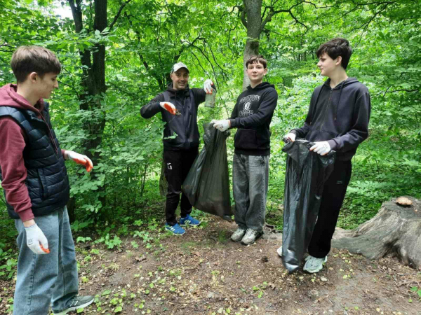 Толока у Збаражі: школярі та працівники освіти зібрали кілька мішків сміття (фото)
