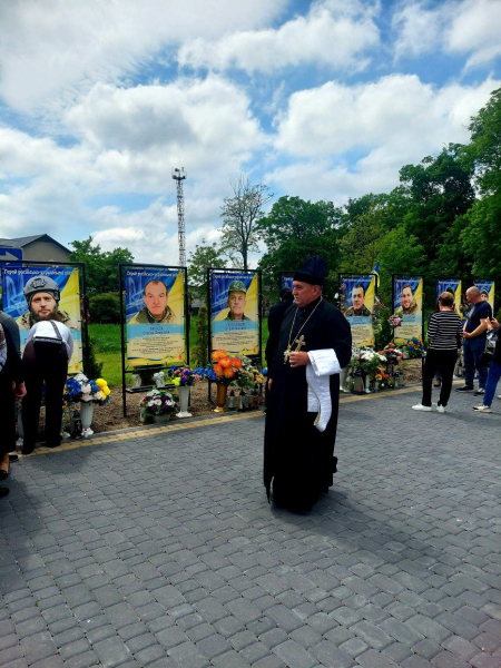 У Гримайлові вшанували полеглих героїв акцією з вишитими стрічками (фото)