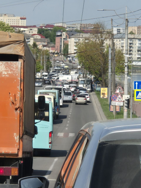 На дамбі у Тернополі знову сталася аварія: у місті затори (фото)