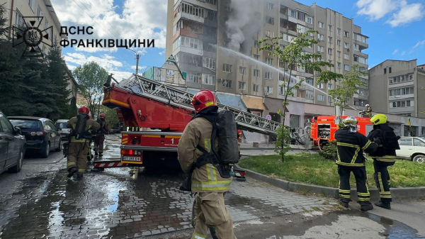 ДСНС: на Франківщині внаслідок атаки рф виникла пожежа у багатоповерхівці та пошкоджено будинки (фото, відео)