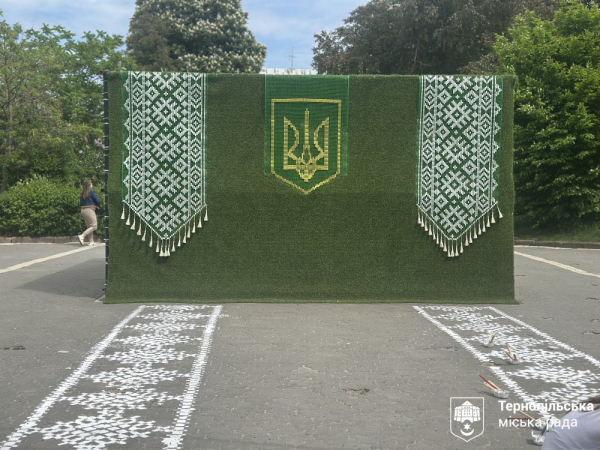 В межах фестивалю «Вишиванка — код нації» у Тернополі відбулася мистецька акція «Орнамент єдності» (фото)