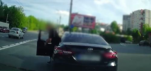У Тернополі патрульні помітили дивну поведінку водія Toyota – усе закінчилося супроводом до лікарні (відео)