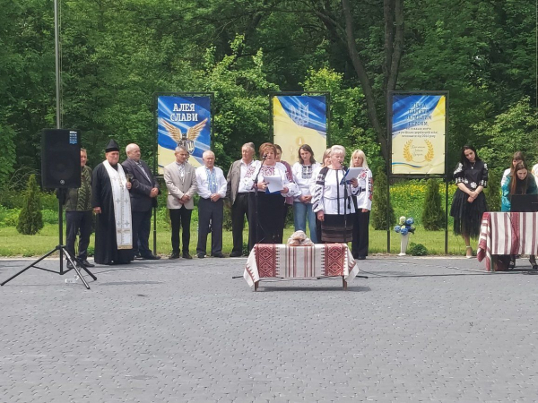 У Гримайлові вшанували полеглих героїв акцією з вишитими стрічками (фото)