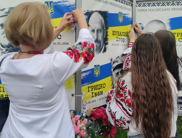 У День вишиванки в Тернополі вперше відбулася акція «Вишита стрічка памʼяті» - вшанування полеглих українських воїнів (фото, відео)