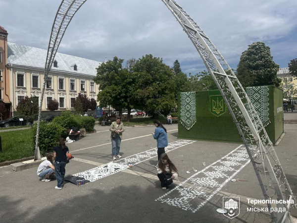 В межах фестивалю «Вишиванка — код нації» у Тернополі відбулася мистецька акція «Орнамент єдності» (фото)