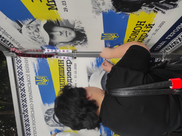 У День вишиванки в Тернополі вперше відбулася акція «Вишита стрічка памʼяті» - вшанування полеглих українських воїнів (фото, відео)