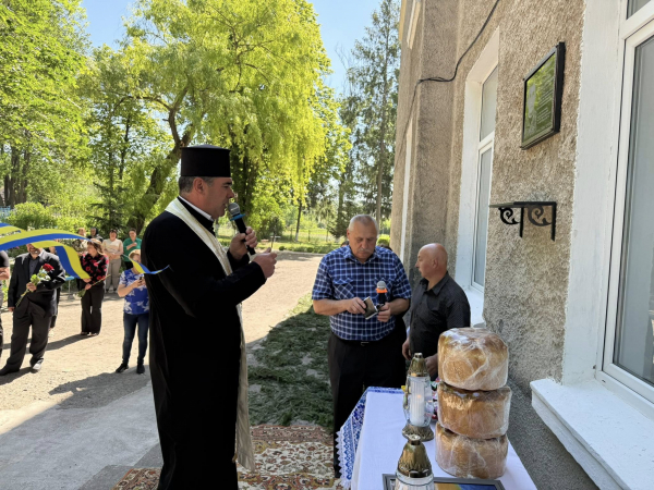 Нагадування про подвиг: на фасаді школи у Заліщицькій громаді відкрили дошку полеглому Герою (фото)
