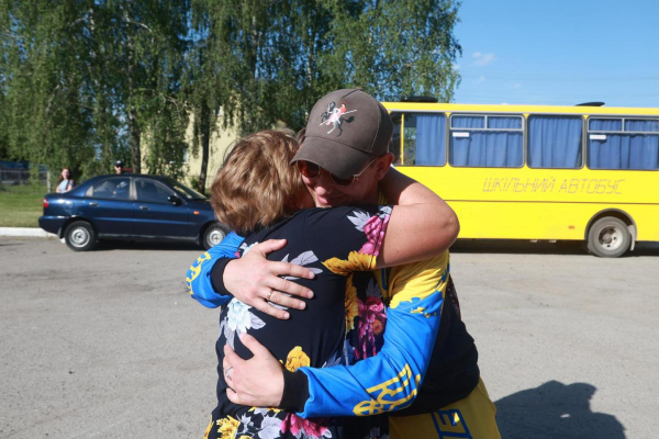 У селі на Тернопільщині зустріли двох рідних братів, які повернулися з ворожого полону (фото)
