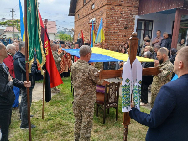 У Козівській громаді попрощалися із загиблим захисником Володимиром Галунком (фото)