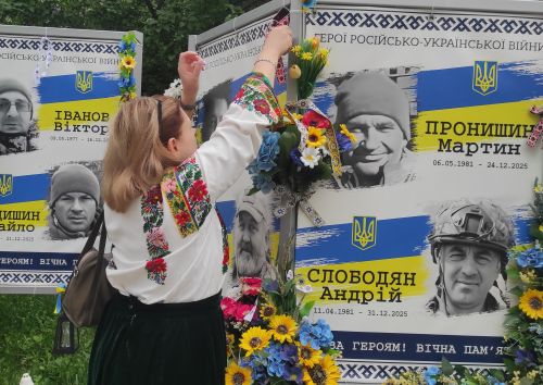 У День вишиванки в Тернополі вперше відбулася акція «Вишита стрічка памʼяті» - вшанування полеглих українських воїнів (фото, відео)