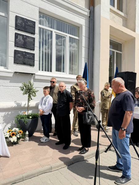 Пам’ять, викарбувана в камені: в Теребовлі встановили меморіальні дошки п’ятьом полеглим випускникам ліцею