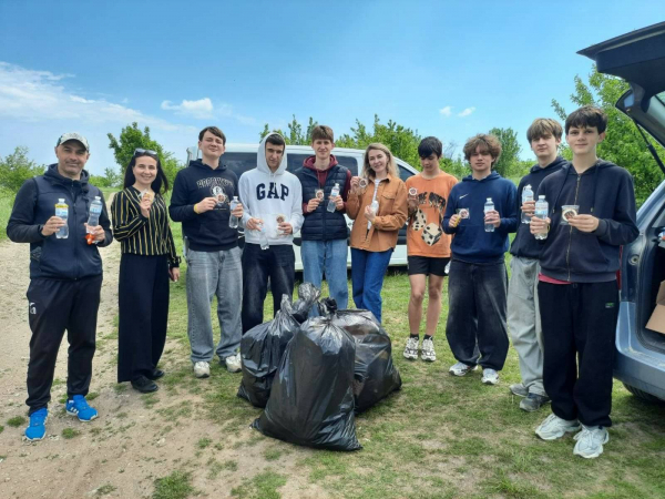 Толока у Збаражі: школярі та працівники освіти зібрали кілька мішків сміття (фото)