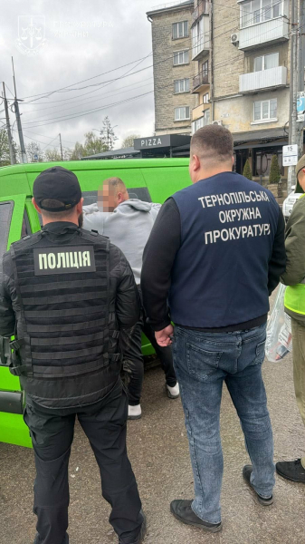 Викинути старий телефон і чекати «волонтерку»: на Тернопільщині викрили схему втечі за $10 тисяч (фото)