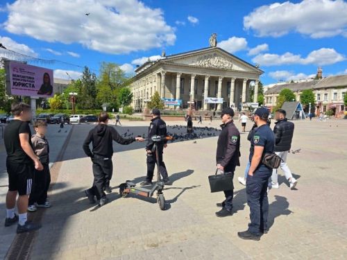 У центрі Тернополя почали штрафувати за їзду на електросамокатах у пішохідній зоні