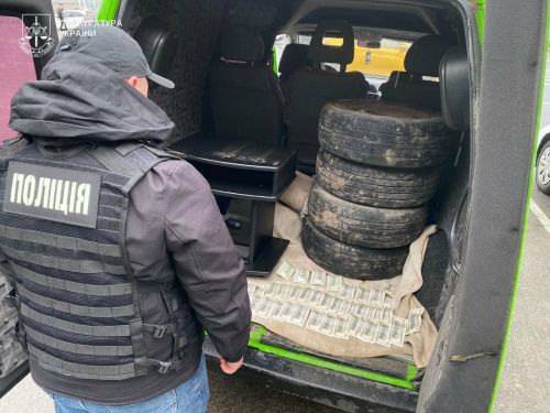 Викинути старий телефон і чекати «волонтерку»: на Тернопільщині викрили схему втечі за $10 тисяч (фото)