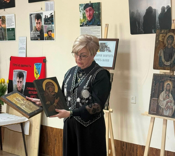 «Коли зброя мовчить. Говорять ікони»: у Тернополі родини Героїв зустрілися з іконописицею Наталією Війтович (фото)