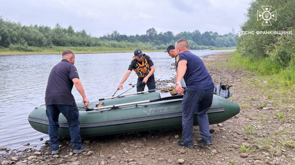 Тернопільські водолази шукають у Дністрі зниклого 13-річного підлітка (фото, відео)