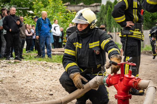 У Тернополі понад чотири години гасили масштабну пожежу на підприємстві (фото, відео)