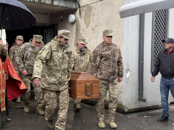 Поранення виявились смертельними: в останню дорогу провели воїна з Петриків Юрія Луханіна (ФОТО)