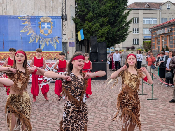 У Підволочиську відбувся благодійний фестиваль Зеленого борщу на підтримку ЗСУ (фото)
