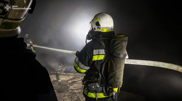 У Тернополі понад чотири години гасили масштабну пожежу на підприємстві (фото, відео)