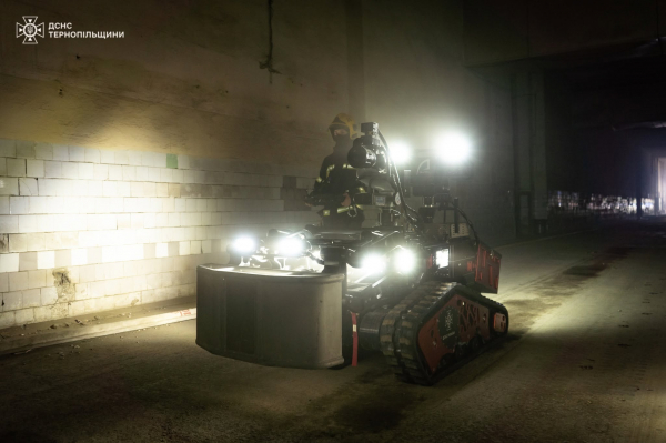 У Тернополі понад чотири години гасили масштабну пожежу на підприємстві (фото, відео)