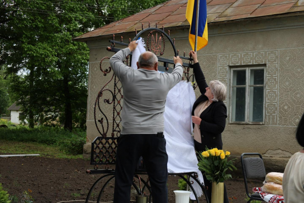 Меморіальну дошку полеглому воїну Роману Шугиті відкрили у Йосипівці (ФОТО)