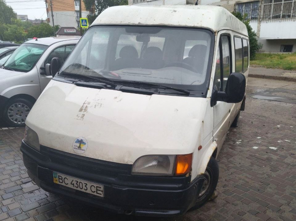 Жителі Тернополя повідомляють про покинуті авто у дворах міста (фото)