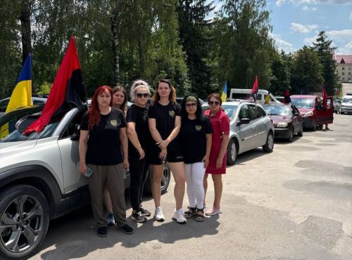 «А що, колона не могла доїхати до села?»: тернопільські волонтери відреагували на претензію щодо супроводу Героя