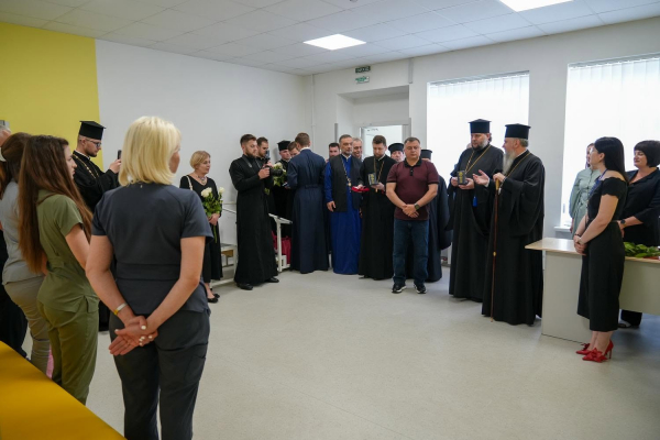 Митрополит Епіфаній разом із очільником ОВА відвідали поранених воїнів у лікарні на Тернопільщині (фото)
